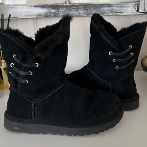 Preowned Ugg Womens Black Boot, Short, Size 9